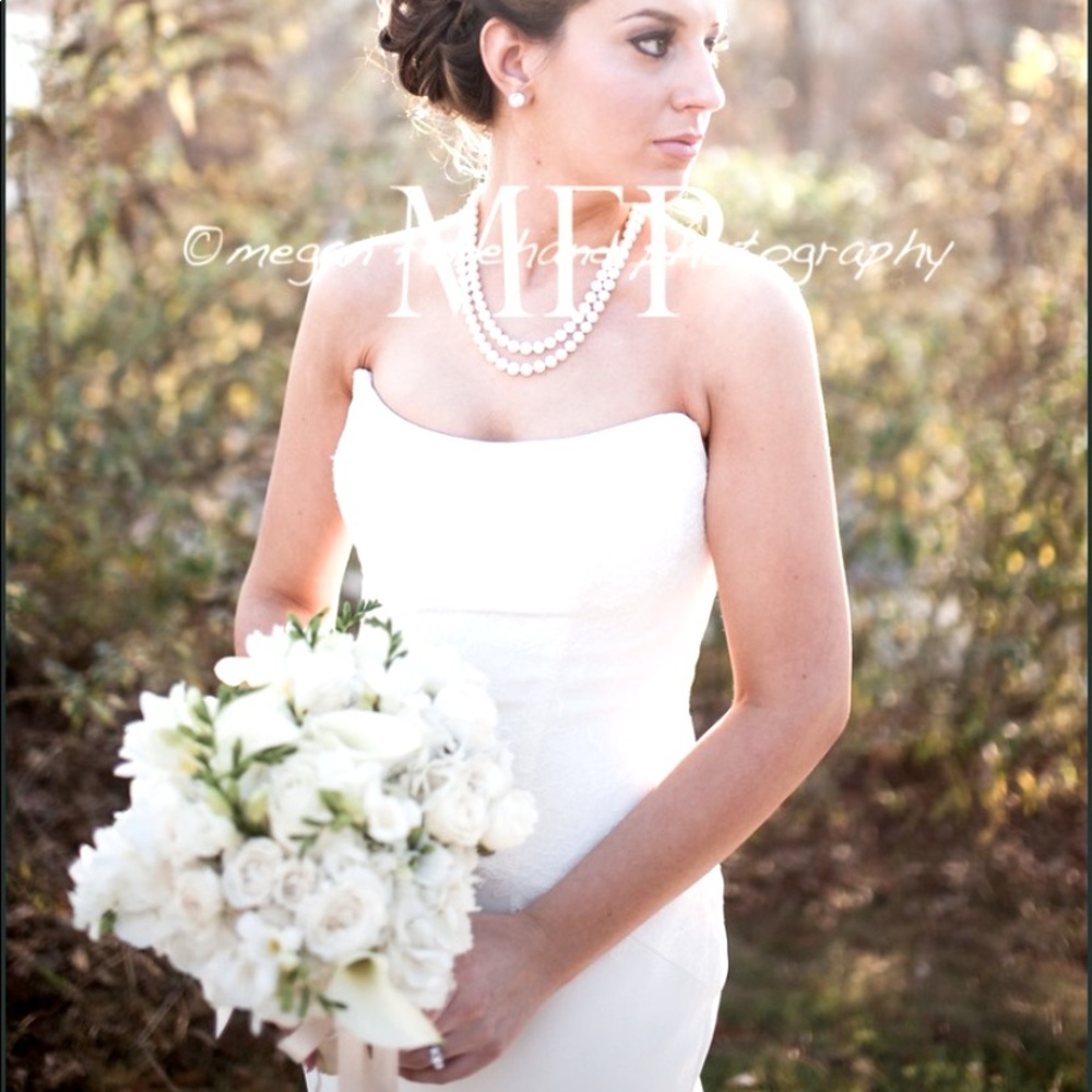 Vera Wang Wedding Dress - Picture 2 of 5